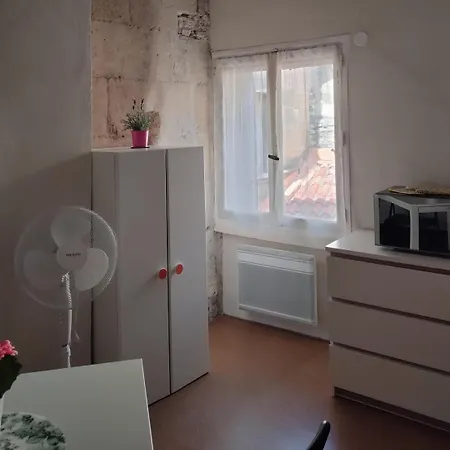 Romarin Au Pied Des Arenes Apartment *